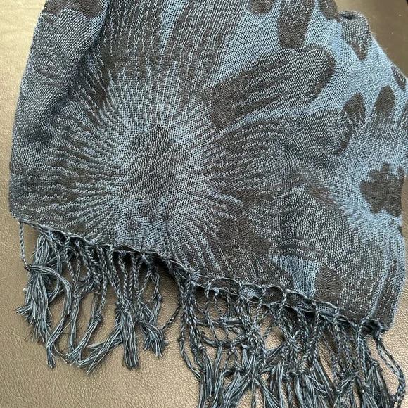 Old Navy Blue and Black Patterned Scarf - Picture 2 of 3